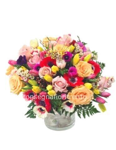 Colore e profumo in ogni petalo Bouquet assortito di fiori freschi colorati.