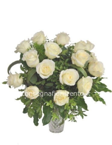 Bouquet di 9 rose bianche confezionato.