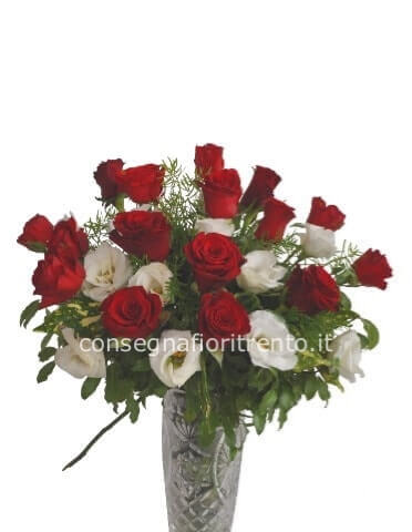 Bouquet di 7 rose rosse e lisianthus.