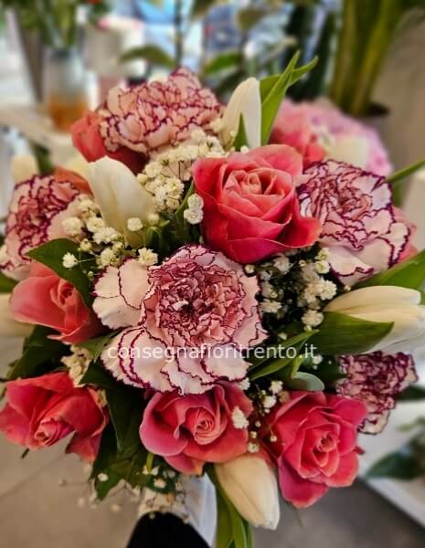 un bouquet per ogni occassione -bouquet mix con colori chiari .