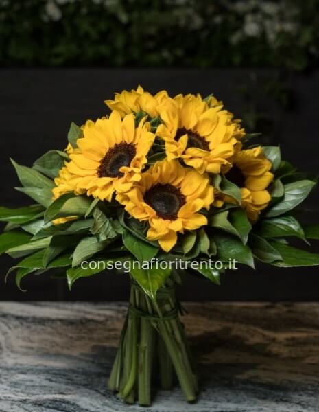una sorpresa inaspettata .bouquet con girasoli .