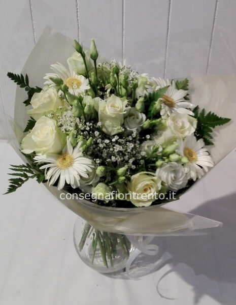 bouquet di fiori rose bianche gerbere bianche e lisiantus 