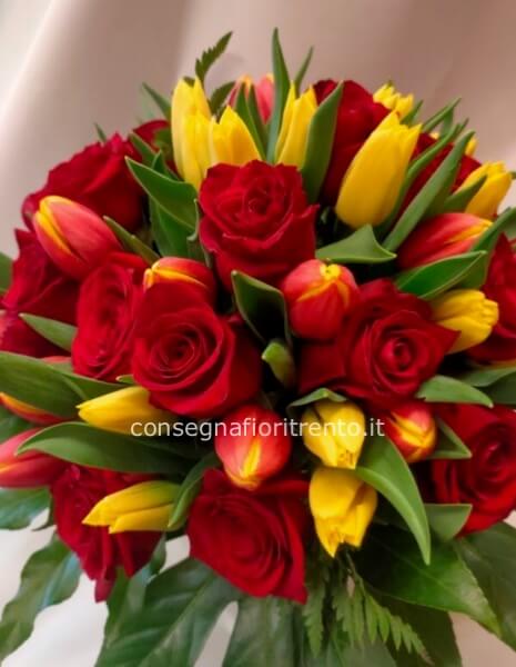 il tuo momento, il nostro fiore -bouquet medio  di tulipani misti e rose rosse .