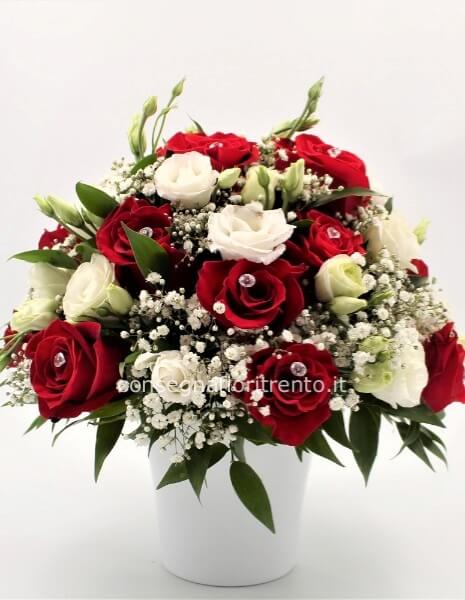 pensiero magico .Composizione di Rose e Lisianthus in Vaso di Ceramica,