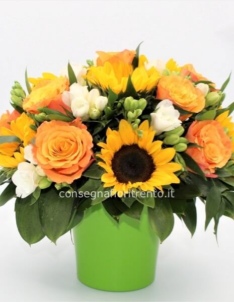 un gesto gentile . composizione con fiori misti in vaso di ceramica