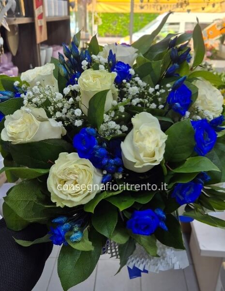 la tua emozione, il nostro fiore .bouquet con rose bianche e lisiantus  blue 