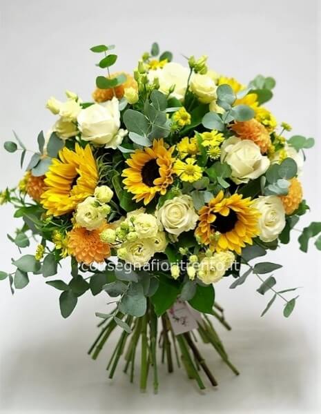 Freschezza e Sole: Bouquet di fiori rose bianche e girasoli 