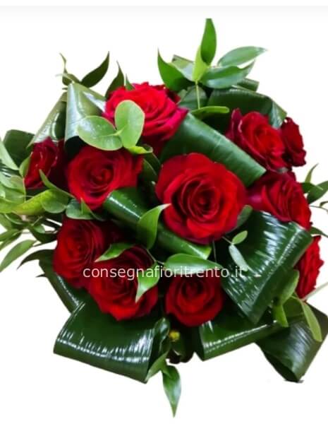petali che parlano d'amore -bouquet con rose rosse e aspidistira