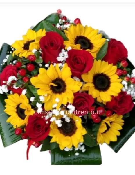 il tuo sorriso, il nostro fiore  bouquet con rose rosse girasoli e ipericom