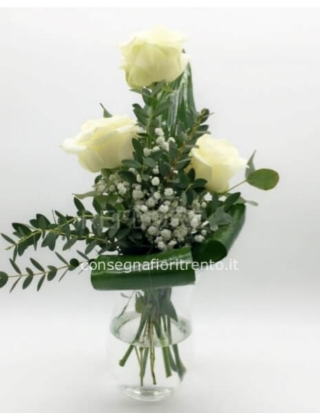 dolce amore . mazzo con tre rose bianche