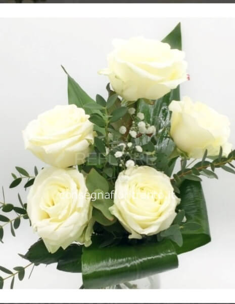 fiori freschi, sorrisi veri . con cinque rose bianche